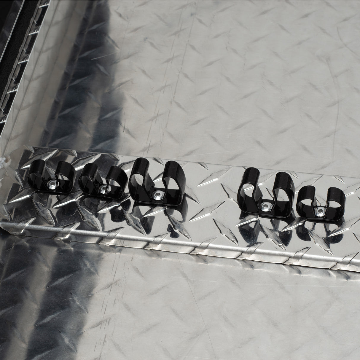 Deep Hanging Showbox, Treadplate